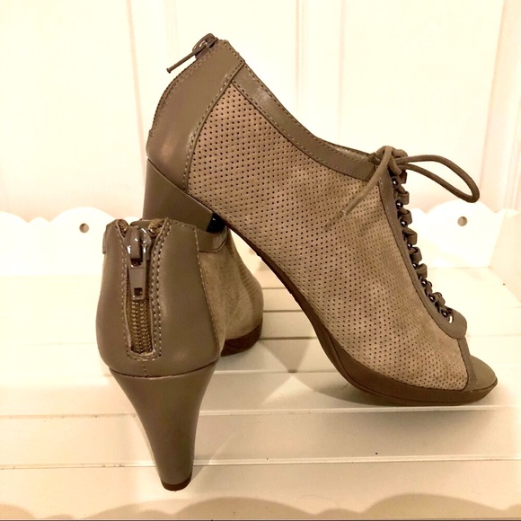 Bella Vita Lace Up Peep Heels - Picture 3 of 4